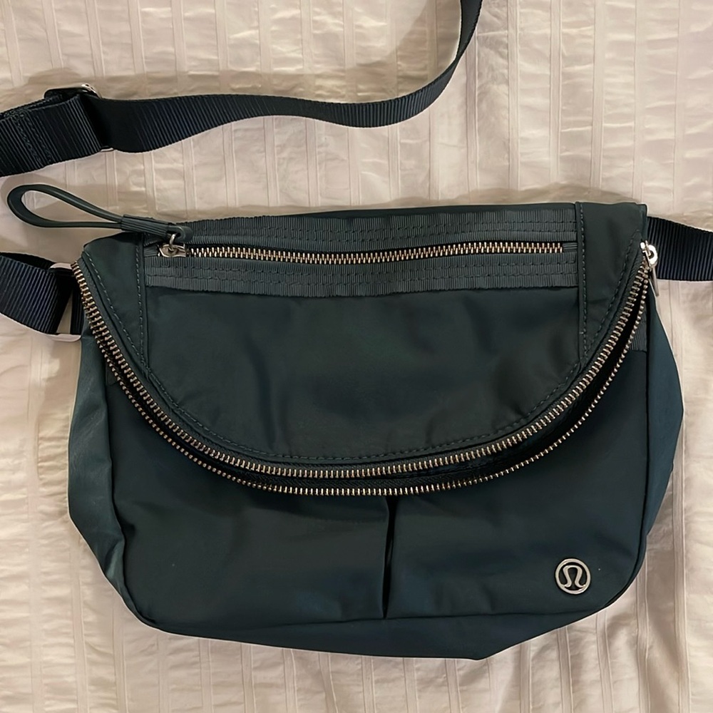 Lululemon All Night Festival Crossbody Bag in Forest Green